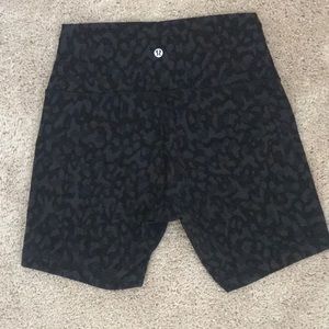Lululemon Wunder Train 6” shorts. Size 8